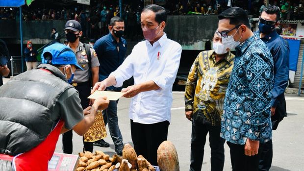 Presiden Joko Widodo mengunjungi Pasar Sederhana di Kota Bandung, Provinsi Jawa Barat, pada Senin, 17 Januari 2022, untuk meninjau sekaligus memberikan bantuan tunai untuk pedagang kaki lima dan warung. (Laily Rachev - Biro Pers Sekretariat Presiden)