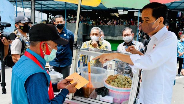Presiden Joko Widodo mengunjungi Pasar Sederhana di Kota Bandung, Provinsi Jawa Barat, pada Senin, 17 Januari 2022, untuk meninjau sekaligus memberikan bantuan tunai untuk pedagang kaki lima dan warung. (Laily Rachev - Biro Pers Sekretariat Presiden)