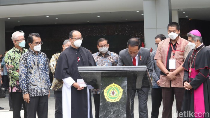 Presiden Joko Widodo meresmikan Gedung Pusat Pembelajaran (GPP) Arntz Geise Unpar, Kota Bandung pada Senin (17/1/2022)