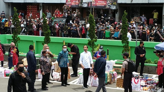 Presiden Jokowi memberikan bantuan kepada sejumlah pedagang di Pasar Sederhana Bandung, 17 Januari 2022