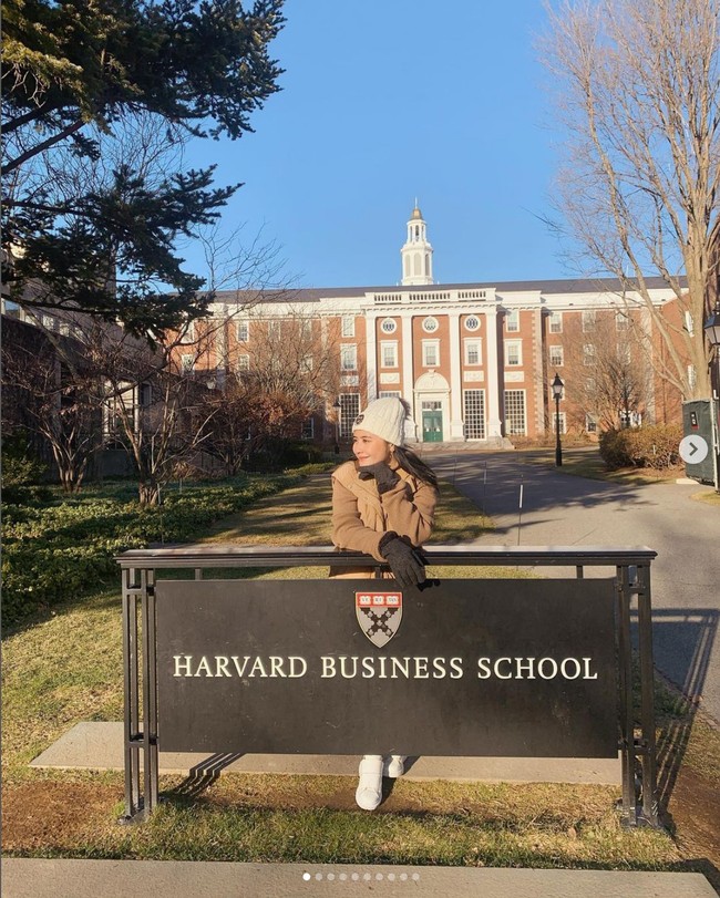 Dari Universitas Columbia, Prilly melanjutkan tur kampus ke Universitas Harvard. “Pertama sampai ke Boston, im in love with everything about Boston, dan ketika akhirnya mengunjungi Harvard, i was in awe. Im beyond grateful for being able to stroll around the campus of my dream,” tulis aktris yang baru saja lulus kuliah S1 dari London School of Public Relations (LSPR), Jakarta itu. Foto: Dok. Instagram Prilly Latuconsina