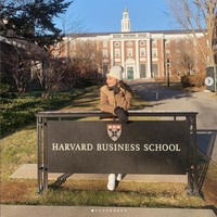Dari Universitas Columbia, Prilly melanjutkan tur kampus ke Universitas Harvard. “Pertama sampai ke Boston, im in love with everything about Boston, dan ketika akhirnya mengunjungi Harvard, i was in awe. Im beyond grateful for being able to stroll around the campus of my dream,” tulis aktris yang baru saja lulus kuliah S1 dari London School of Public Relations (LSPR), Jakarta itu. Foto: Dok. Instagram Prilly Latuconsina