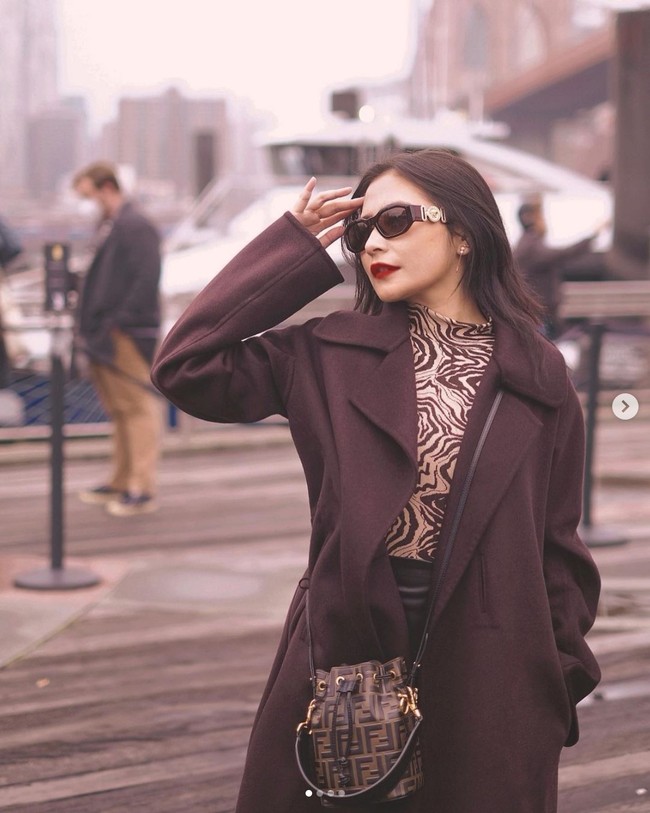 Prilly Latuconsina tampil mewah dengan tas Fendi saat bergaya dengan latar belakang Brooklyn Bridge, New York. Foto: Dok. Instagram Prilly Latuconsina