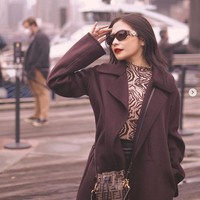Prilly Latuconsina tampil mewah dengan tas Fendi saat bergaya dengan latar belakang Brooklyn Bridge, New York. Foto: Dok. Instagram Prilly Latuconsina