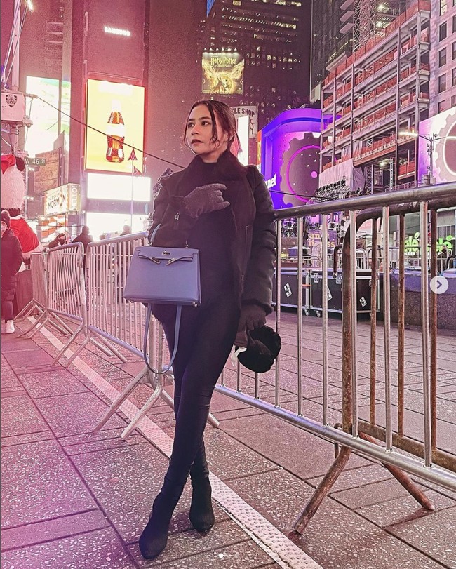 Bergaya di kawasan Time Square, New York, pemain web series My Lecturer My Husband itu tampak berpose dengan menenteng tas Hermes Kelly yang harganya mencapai ratusan juta. Foto: Dok. Instagram Prilly Latuconsina