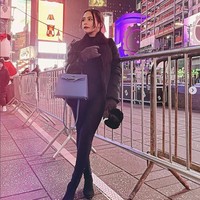 Bergaya di kawasan Time Square, New York, pemain web series My Lecturer My Husband itu tampak berpose dengan menenteng tas Hermes Kelly yang harganya mencapai ratusan juta. Foto: Dok. Instagram Prilly Latuconsina