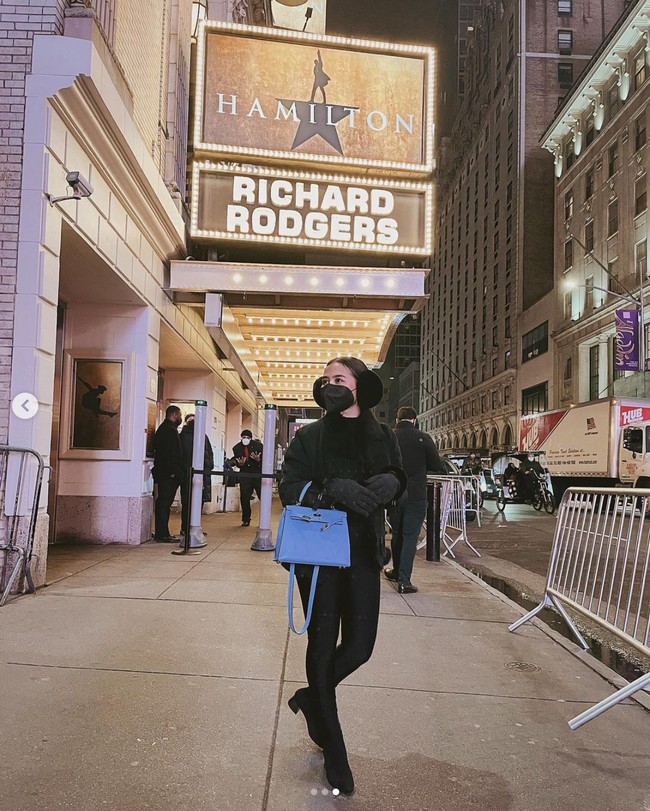 Saat berada di New York, Prilly tidak melewatkan kesempatan untuk menonton pertunjukkan teater Brodway. Prilly Latuconsina pun bergaya di depan teater yang menampilkan pentas Hamilton. Foto: Dok. Instagram Prilly Latuconsina