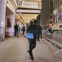 Saat berada di New York, Prilly tidak melewatkan kesempatan untuk menonton pertunjukkan teater Brodway. Prilly Latuconsina pun bergaya di depan teater yang menampilkan pentas Hamilton. Foto: Dok. Instagram Prilly Latuconsina