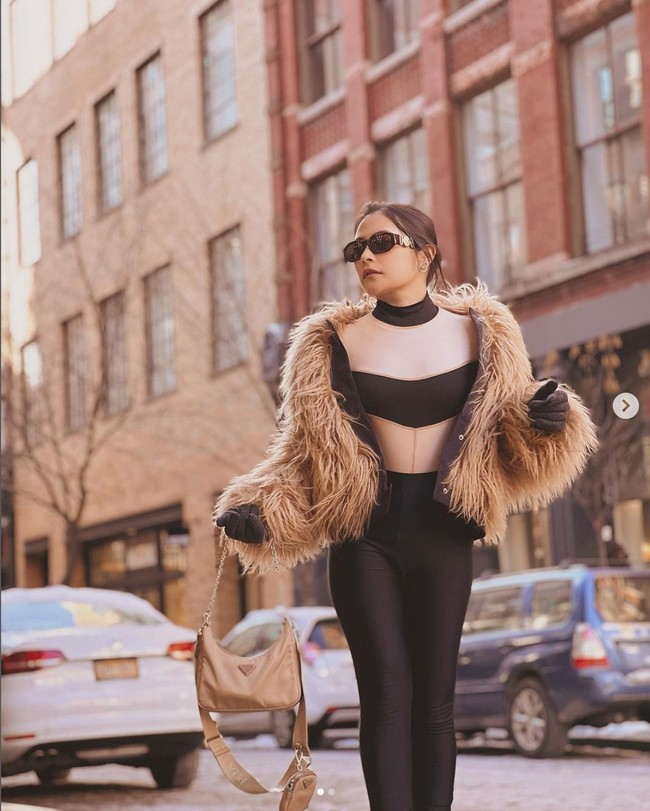 Dan inilah gaya Prilly Latuconsina saat di New York yang membuat warganet salah fokus dengan bajunya. Prilly yang penampilannya banjir pujian ini juga diserbu komentar netizen soal bajunya. “Mikir keras gue dengan baju Prilly,” tulis netizen. “Itu baju apa kostum power rangers kak,” tulis netizen lainnya. Foto: Dok. Instagram Prilly Latuconsina