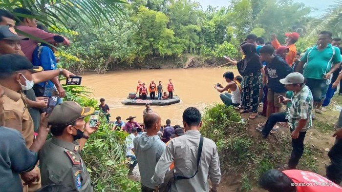 Proses evakuasi bocah diterkam buaya di Agam, Sumbar