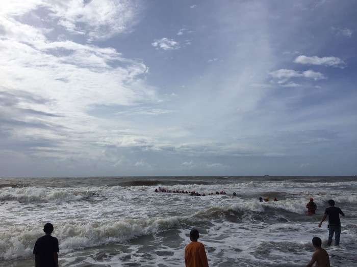 Proses evakuasi dan pencarian dua remaja yang tenggelam di Pantai Anging Mammiri.