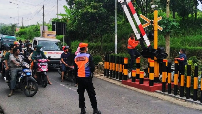PT KAI Daop 9 Jember terus meningkatkan keselamatan perjalanan KA di perlintasan sebidang. Ini meminimalisir kecelakaan di perlintasan tak berpaling pintu.