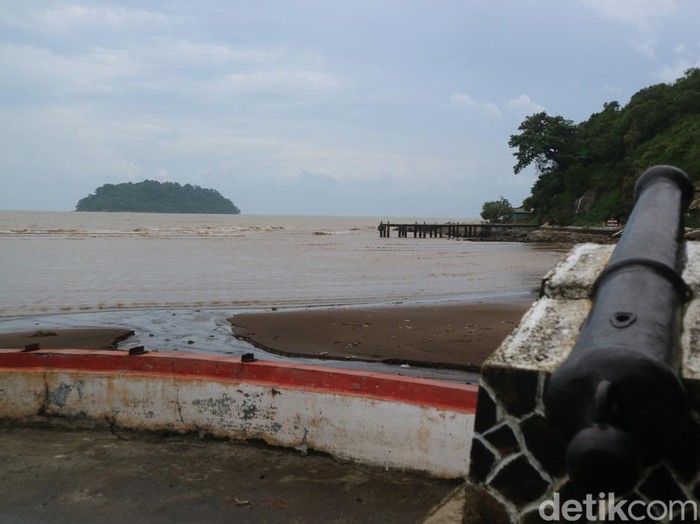 Pulau Mondoliko terlihat dari Benteng Portugis di Jepara, Sabtu (15/1/2022).
