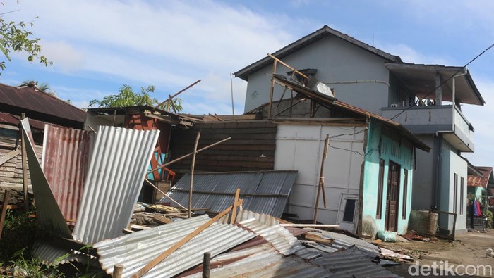 Puluhan rumah di Pontianak porak poranda diterjang puting beliung
