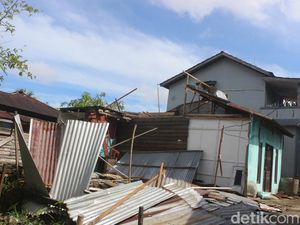 33 Rumah Warga Pontianak Rusak Diterjang Puting Beliung