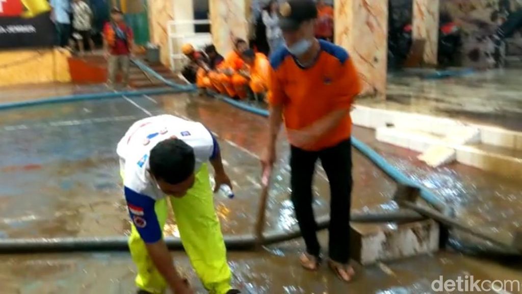 Banjir yang Rendam Rumah Bupati Jember Surut Namun Menyisakan Lumpur