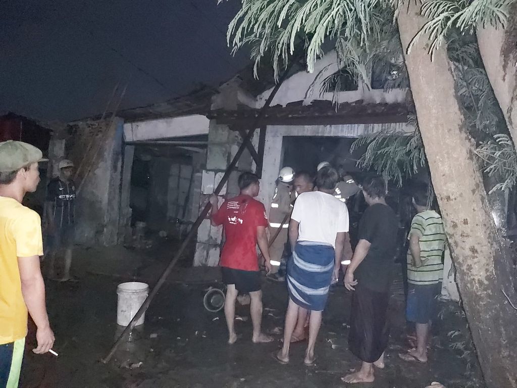 Rumah di wilayah Sepatan, Kabupaten Tangerang, terbakar. Kobaran api bermula saat pemilik rumah hendak mengisi bensin dengan membawa lilin. (dok BPBD)