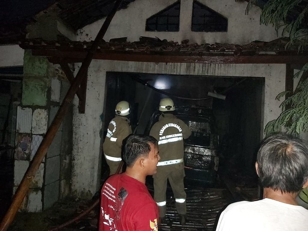 Rumah di wilayah Sepatan, Kabupaten Tangerang, terbakar. Kobaran api bermula saat pemilik rumah hendak mengisi bensin dengan membawa lilin. (dok BPBD)