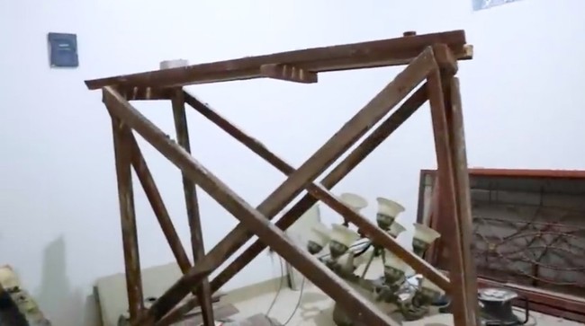 Suasana salah satu sudut ruangan ketika dipugar. Tampak cat putih mendominasi hampir di seluruh area rumah. (Foto: YouTube/Kiky Saputri Official)