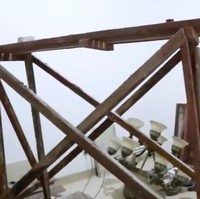 Suasana salah satu sudut ruangan ketika dipugar. Tampak cat putih mendominasi hampir di seluruh area rumah. (Foto: YouTube/Kiky Saputri Official)