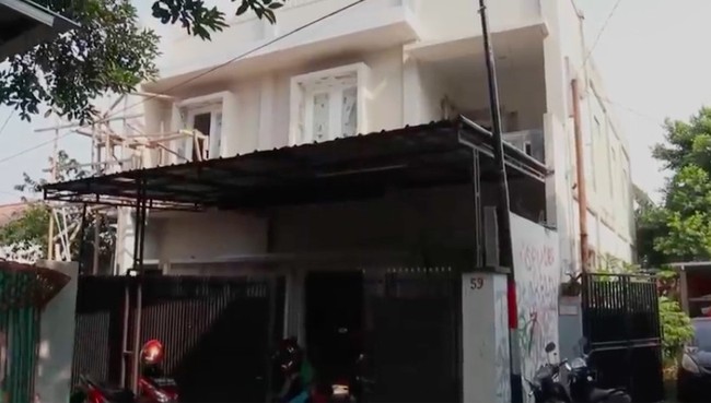 Beginilah penampakan rumah Kiky Saputri saat direnovasi. Komika yang sedang naik daun tersebut melakukan pemugaran total bangunan dua lantai itu. (Foto: YouTube/Kiky Saputri Official)