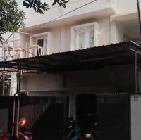 Beginilah penampakan rumah Kiky Saputri saat direnovasi. Komika yang sedang naik daun tersebut melakukan pemugaran total bangunan dua lantai itu. (Foto: YouTube/Kiky Saputri Official)