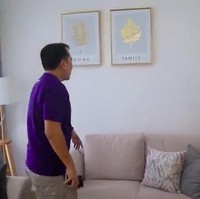Masuk ke ruang tamu, atmosfer yang hangat langsung menyambut berkat interior yang homey. Kombinasi palet muted untuk cat dan perabotan semakin membuat suasana makin nyaman. (Foto: YouTube/Kiky Saputri Official)
