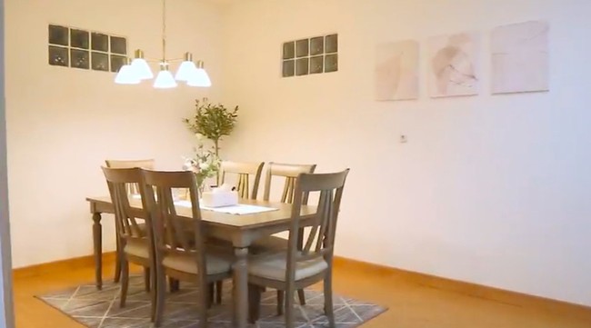 Di sinilah tempat keluarga dan kerabat berkumpul untuk makan bersama. Meja makan bernuansa klasik-modern menjadi pemanis tersendiri. (Foto: YouTube/Kiky Saputri Official)