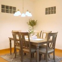 Di sinilah tempat keluarga dan kerabat berkumpul untuk makan bersama. Meja makan bernuansa klasik-modern menjadi pemanis tersendiri. (Foto: YouTube/Kiky Saputri Official)