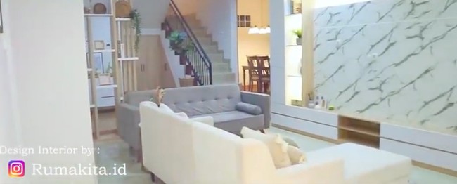 Terdapat dua sofa panjang di ruang keluarga. Ngumpul-ngumpul bareng keluarga dan sahabat jadi terasa lebih akrab. (Foto: YouTube/Kiky Saputri Official)