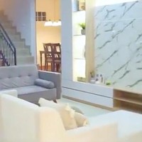 Terdapat dua sofa panjang di ruang keluarga. Ngumpul-ngumpul bareng keluarga dan sahabat jadi terasa lebih akrab. (Foto: YouTube/Kiky Saputri Official)