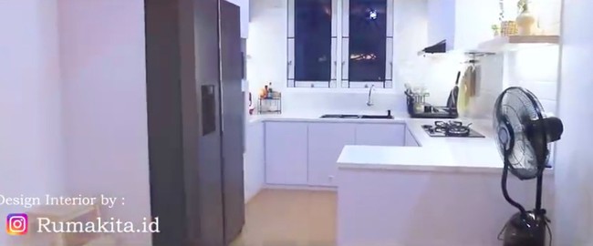 Dapurnya tak luas. Namun, suasananya tetap terasa lapang berkat pemilihan putih sebagai tema utama warna. (Foto: YouTube/Kiky Saputri Official)