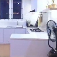 Dapurnya tak luas. Namun, suasananya tetap terasa lapang berkat pemilihan putih sebagai tema utama warna. (Foto: YouTube/Kiky Saputri Official)