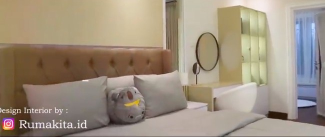 Inilah penampakan kamar tidur utama, lengkap dengan kamar mandi di dalam. Kombinasil palet alam dan muted bikin suasana lebih menenangkan. (Foto: YouTube/Kiky Saputri Official)