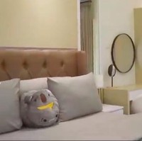 Inilah penampakan kamar tidur utama, lengkap dengan kamar mandi di dalam. Kombinasil palet alam dan muted bikin suasana lebih menenangkan. (Foto: YouTube/Kiky Saputri Official)