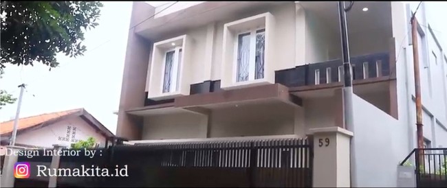 Dan inilah tampak luar rumah setelah renovasi. Untuk ekstorior, rumahnya kini hadir dalam warna beige dengan aksen coklat yang mempertegas tema minimalis yang diusung. (Foto: YouTube/Kiky Saputri Official)