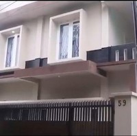 Dan inilah tampak luar rumah setelah renovasi. Untuk ekstorior, rumahnya kini hadir dalam warna beige dengan aksen coklat yang mempertegas tema minimalis yang diusung. (Foto: YouTube/Kiky Saputri Official)