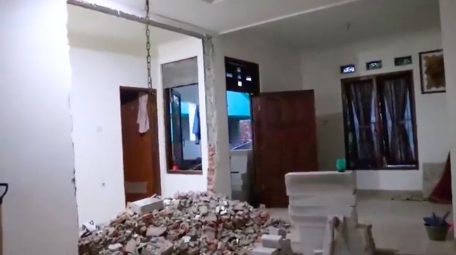 Kiky Saputri tampaknya ingin membuat rumahnya lebih lapang. Membobol tembok yang menjadi pemisah ruangan pun menjadi solusi. (Foto: YouTube/Kiky Saputri Official)