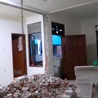 Kiky Saputri tampaknya ingin membuat rumahnya lebih lapang. Membobol tembok yang menjadi pemisah ruangan pun menjadi solusi. (Foto: YouTube/Kiky Saputri Official)