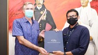 Pendiri Museum Pasifika, Philippe Auger menghaturkan terima kasih karena Menparekraf berkenan mengunjungi museum berkali kali. Sebelum jadi menteri, Sandiaga sudah beberapa kali menghadiri pertemuan di Museum Pasifika (dok. Kemenparekraf)