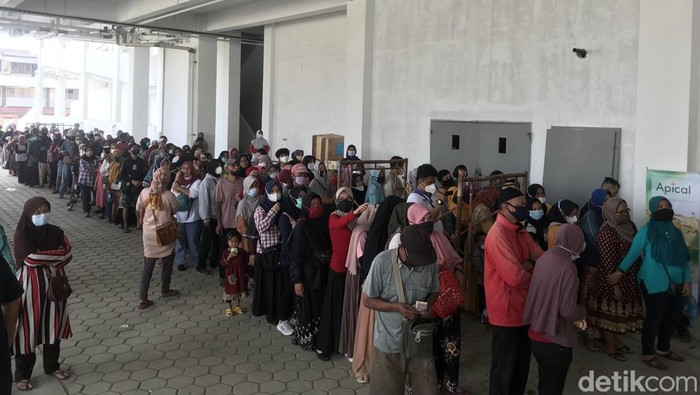 Sejumlah ibu-ibu di halaman Pasar Pelita, Kota Sukabumi kecewa karena keterlambatan operasi pasar murah (OPM) minyak goreng, Senin (17/1/2022)