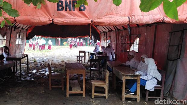 Sejumlah siswa MTs Mathla'ul Anwar Kecamatan Sumur, Pandeglang, Banten, terpaksa belajar di tenda darurat. Ruang kelas mereka rusak parah akibat diguncang gempa magnitudo (M) 6,6 pada pekan lalu.