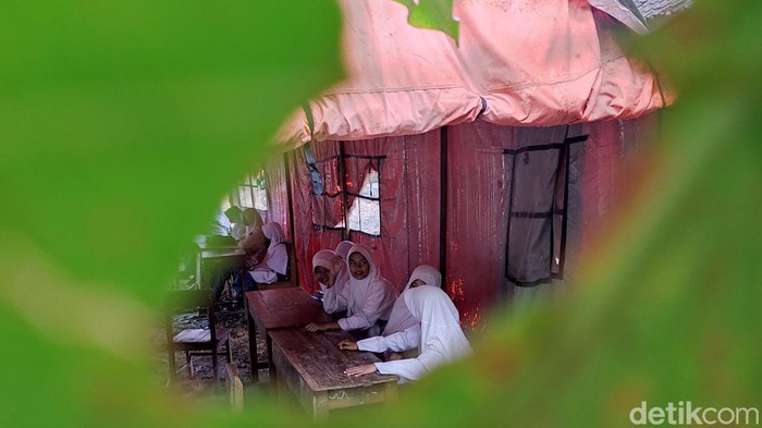 Sejumlah siswa MTs Mathlaul Anwar Kecamatan Sumur, Pandeglang, Banten, terpaksa belajar di tenda darurat. Ruang kelas mereka rusak parah akibat diguncang gempa magnitudo (M) 6,6 pada pekan lalu.