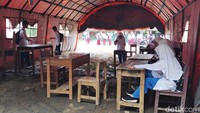 Pemerintah daerah menyarankan sebagian KBM dilakukan di tenda darurat lantaran sebagian ruang kelas mengalami kerusakan parah akibat gempa.
