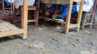 Para siswa tetap semangat meski lokasi untuk belajar becek.