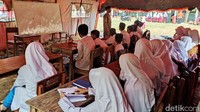 Rencananya, pihak madrasah menambah kapasitas jumlah rombongan belajar (rombel) di tenda darurat itu karena musala yang tadinya digunakan untuk ruangan belajar juga rusak diguncang gempa.