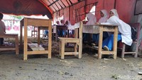 KBM di tenda darurat itu akan terus berlangsung hingga ruang kelas di madrasahnya selesai diperbaiki. 