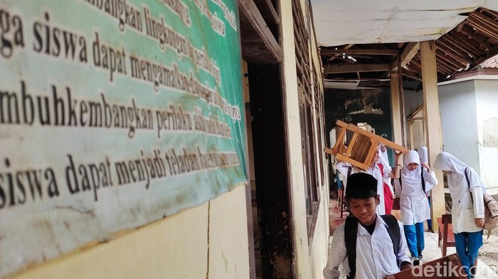 Sejumlah siswa MTs Mathla'ul Anwar Kecamatan Sumur, Pandeglang, Banten, terpaksa belajar di tenda darurat. Ruang kelas mereka rusak parah akibat diguncang gempa magnitudo (M) 6,6 pada pekan lalu.