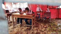 Para siswa belajar di tenda darurat yang didirikan di halaman MTs Mathlaul Anwar Kecamatan Sumur, Pandeglang, Banten, Senin (17/1/2022).