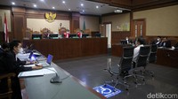 Azis pun mengaku awalnya dia tidak ingin meminjamkan uang ke Robin. Namun, saat itu, kata Azis, pikirannya sedang banyak masalah sehingga dia meminjamkan uang itu.